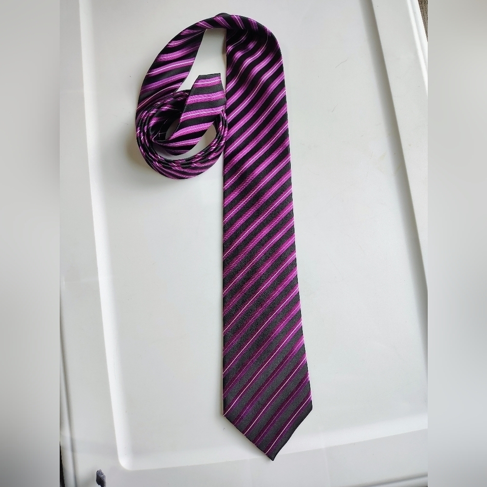 Geoffrey Beene Elegant Striped Tie 100% Silk Black and Pink Extra Long Men's.